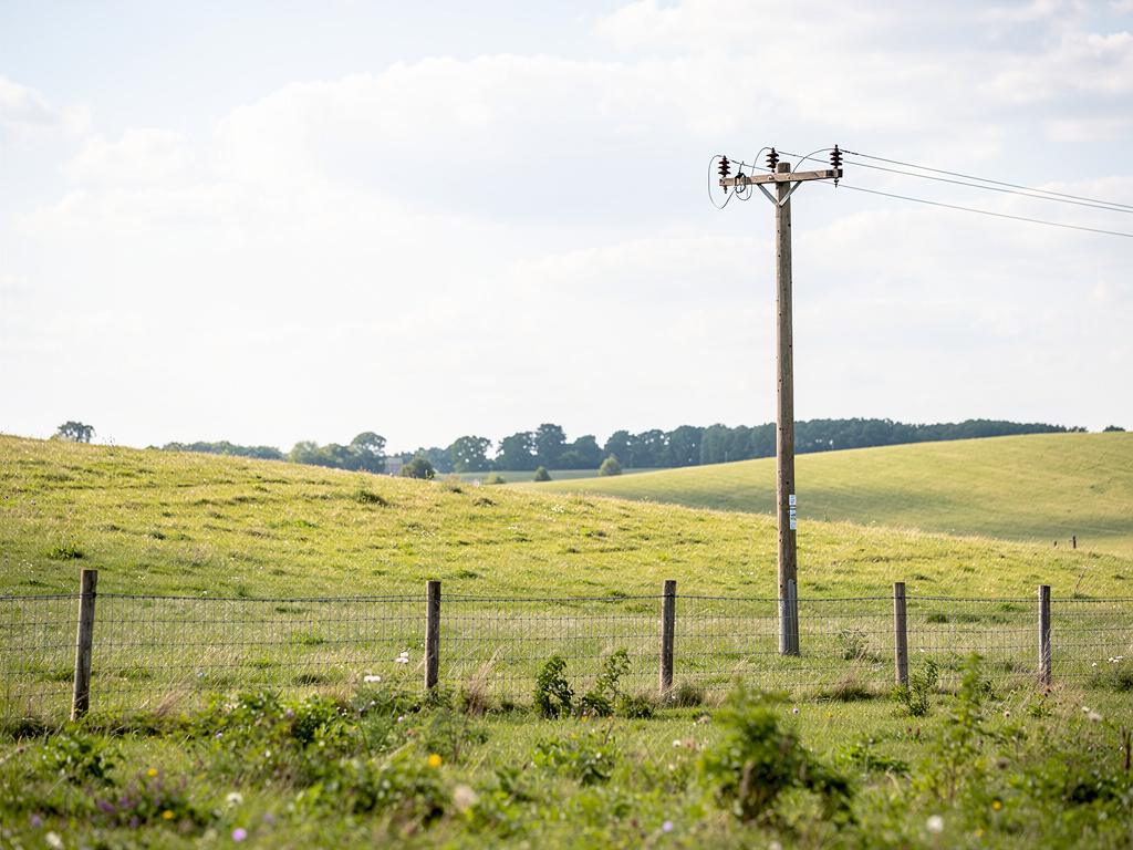 Poteau électrique sur terrain privé : obtenez votre indemnisation en 2026